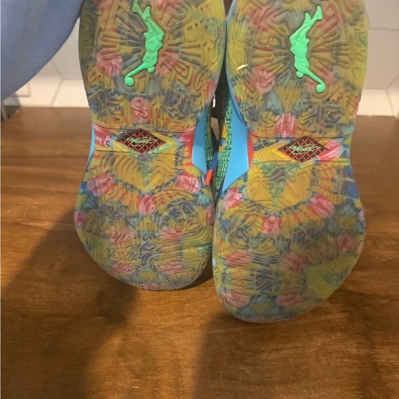 LEBRON “KALEIDOSCOPE” Basketball Shoe - Picture 6 of 11